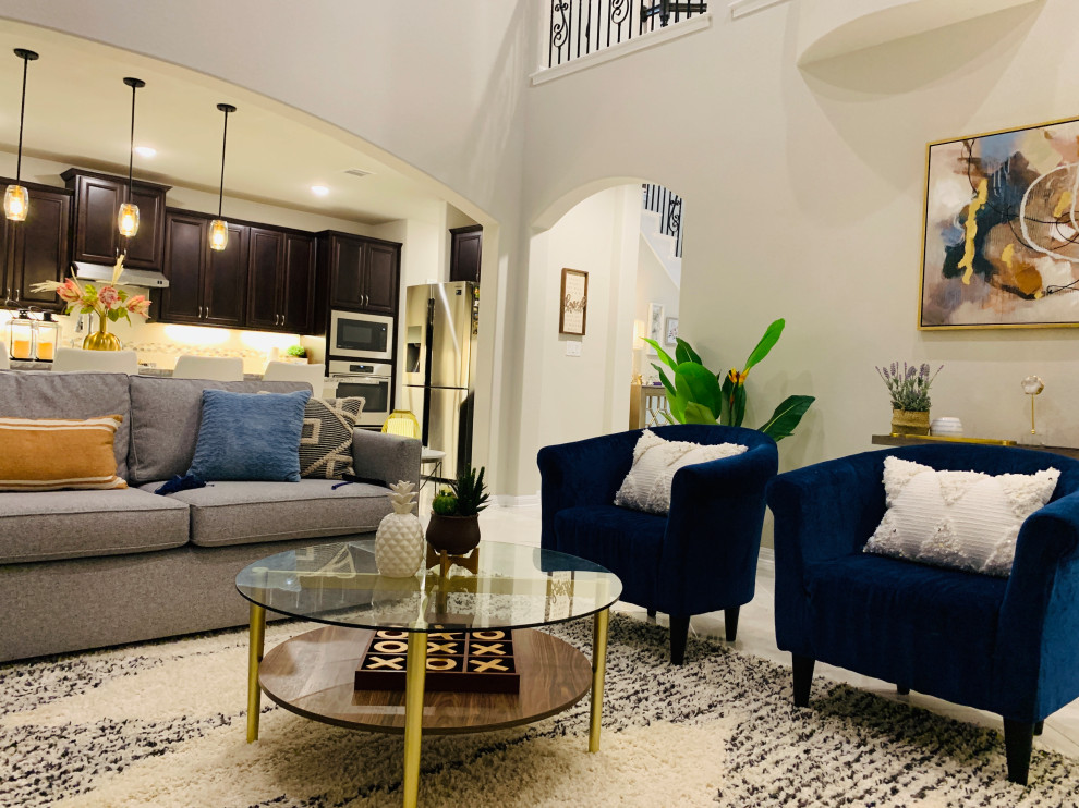 Foto di un grande soggiorno moderno aperto con pareti beige, pavimento in marmo, camino ad angolo, cornice del camino piastrellata, pavimento bianco e TV autoportante