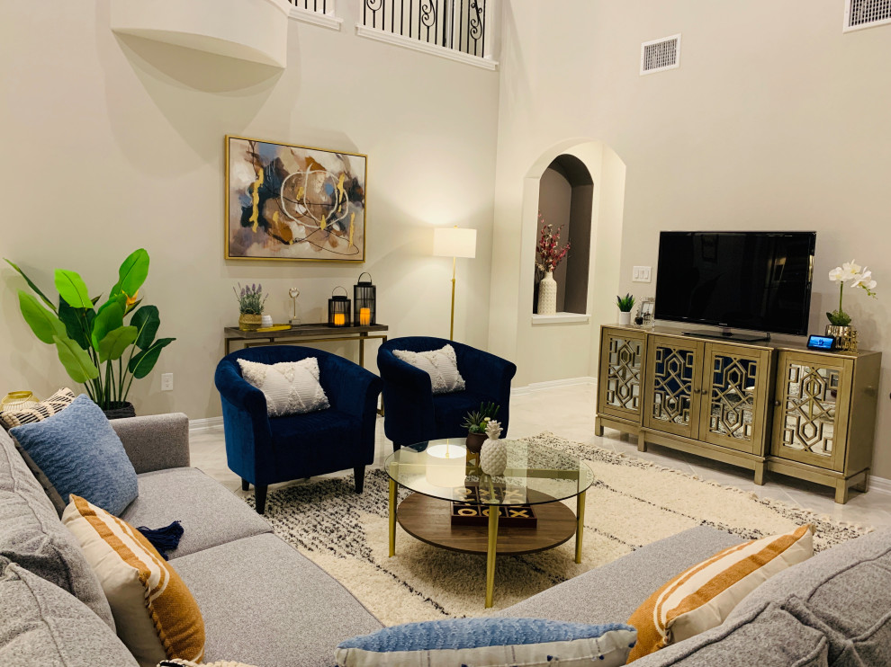 Inspiration pour une grande salle de séjour minimaliste ouverte avec un mur beige, un sol en marbre, une cheminée d'angle, un manteau de cheminée en carrelage, un téléviseur indépendant et un sol blanc.