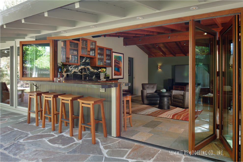 Idee per un grande soggiorno minimalista aperto con angolo bar, pareti verdi e pavimento in ardesia