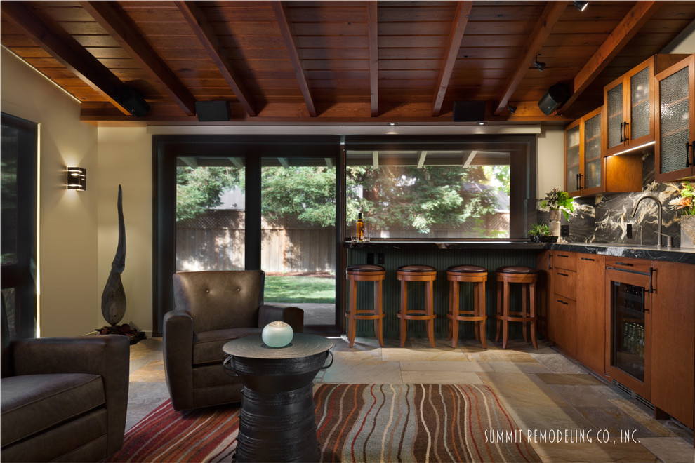 Immagine di un grande soggiorno minimalista aperto con pavimento in ardesia, angolo bar e pareti beige