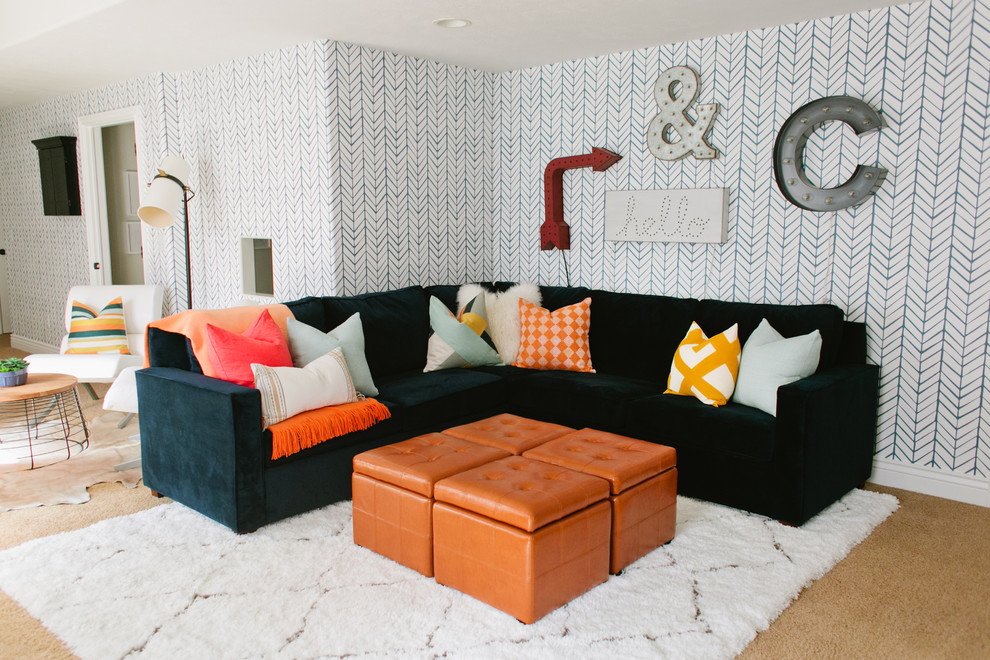 Пример оригинального дизайна: гостиная комната в стиле фьюжн с разноцветными стенами