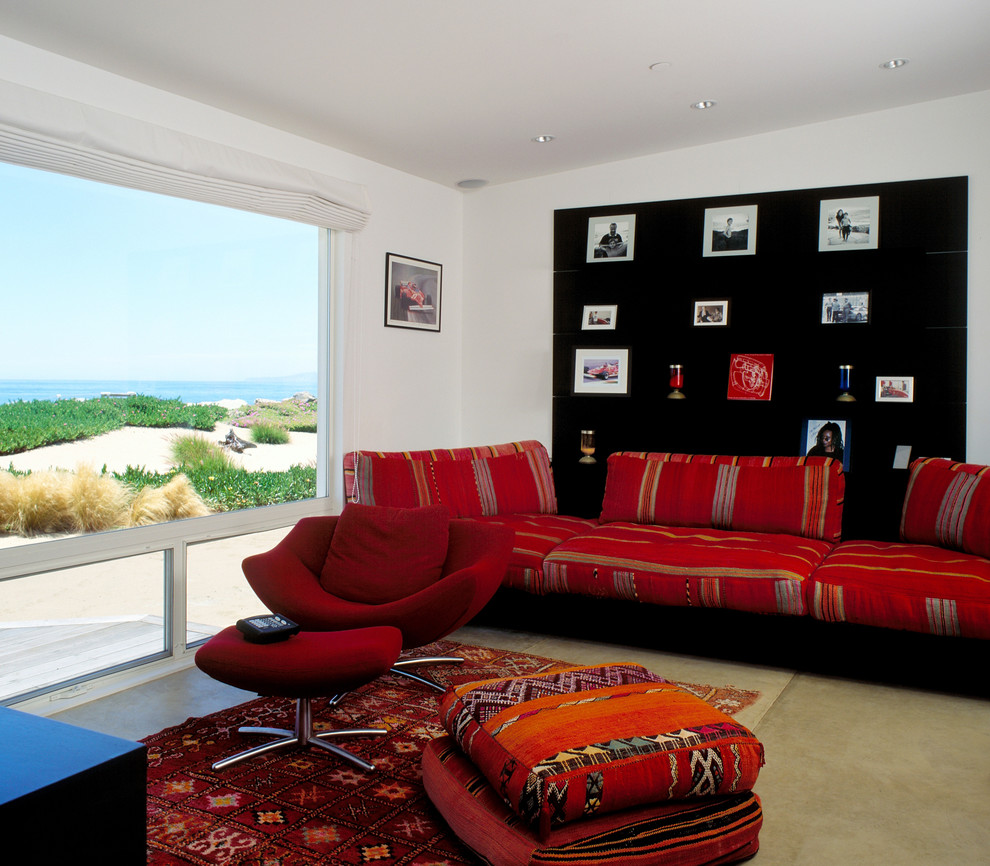 Стильный дизайн: гостиная комната в морском стиле с белыми стенами и бетонным полом - последний тренд