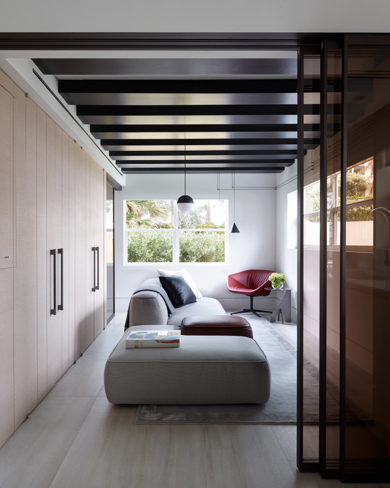 Foto de sala de estar contemporánea con paredes blancas, suelo de madera clara y suelo beige
