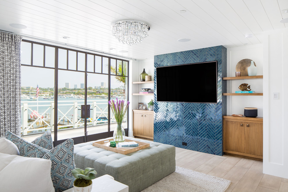 Свежая идея для дизайна: гостиная комната в морском стиле с белыми стенами, светлым паркетным полом, бежевым полом и ковром на полу - отличное фото интерьера
