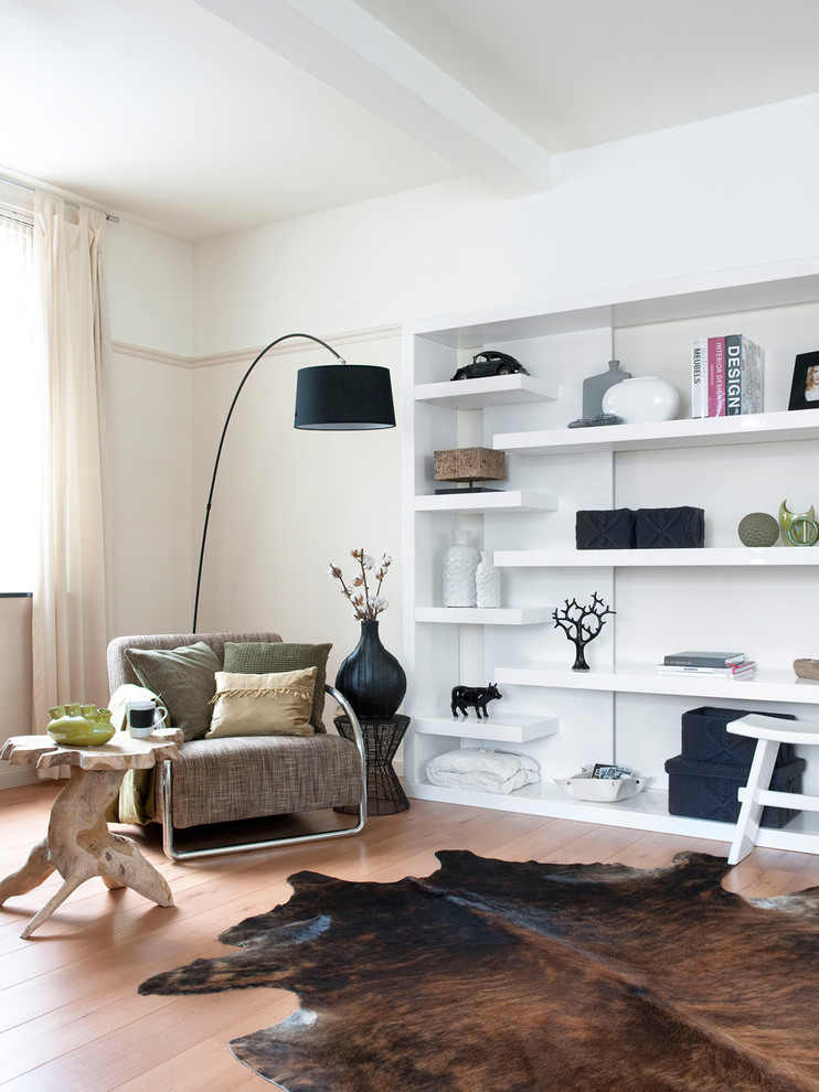 Modernes Wohnzimmer mit beiger Wandfarbe und braunem Holzboden in Amsterdam