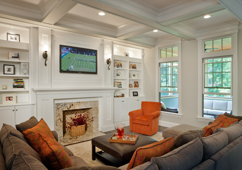 Diseño de sala de estar clásica con todas las chimeneas, televisor colgado en la pared y alfombra