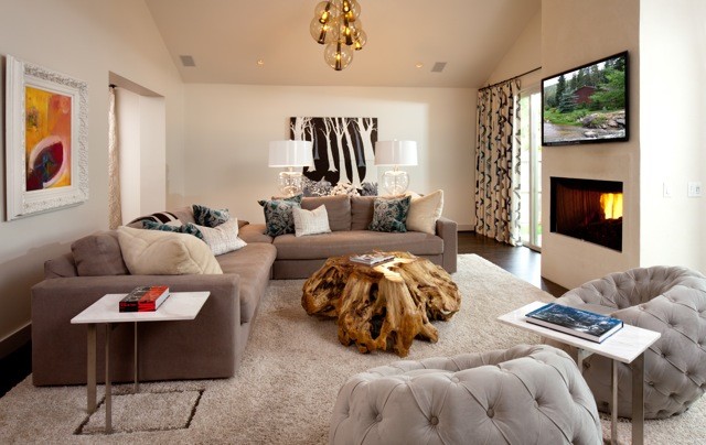 Cette image montre une grande salle de séjour minimaliste avec un mur blanc, parquet foncé, une cheminée standard, un manteau de cheminée en plâtre et un téléviseur fixé au mur.