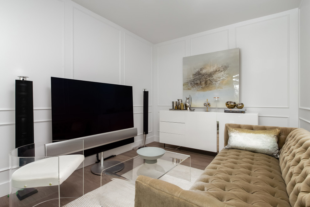 Imagen de sala de estar contemporánea con paredes blancas, suelo de madera oscura, televisor independiente y suelo marrón