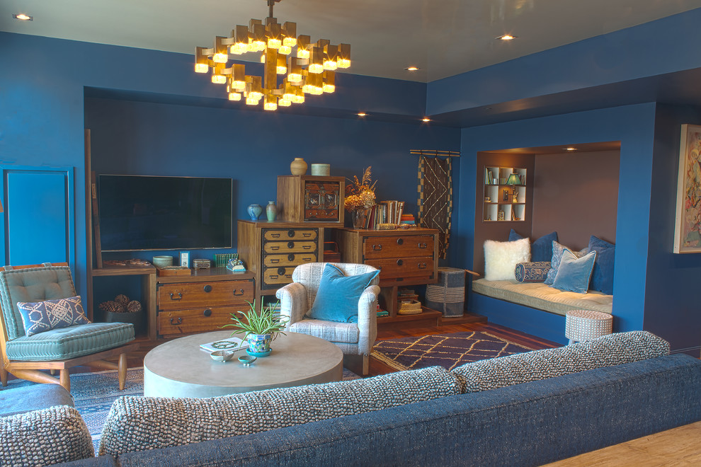 Idee per un soggiorno boho chic di medie dimensioni e aperto con pareti blu, parquet scuro, nessun camino, TV a parete e pavimento marrone