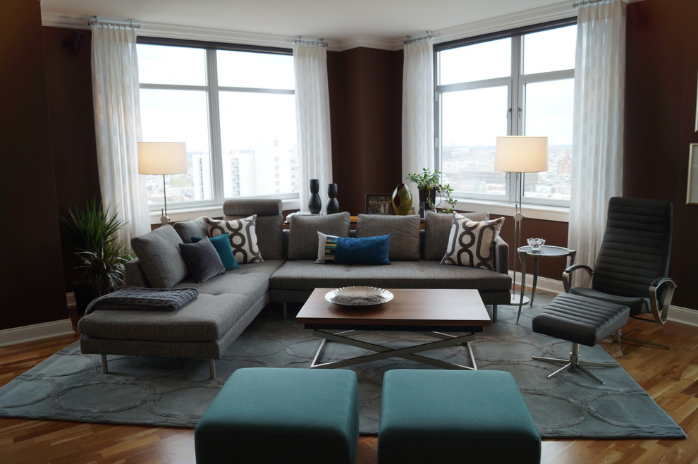 Fernseherloses, Offenes Modernes Wohnzimmer ohne Kamin mit brauner Wandfarbe und braunem Holzboden in Philadelphia