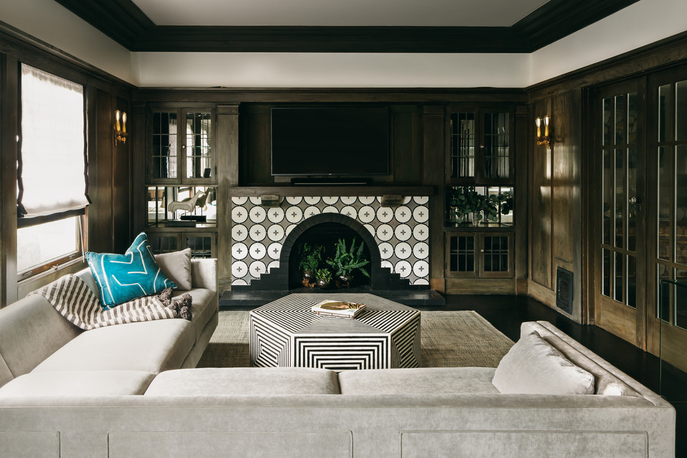 Идея дизайна: открытая гостиная комната среднего размера в классическом стиле с коричневыми стенами, темным паркетным полом, стандартным камином, фасадом камина из бетона, телевизором на стене и черным полом