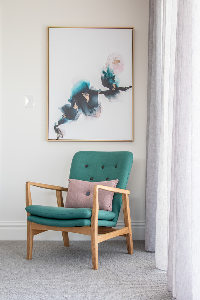 Imagen de sala de estar abierta actual con paredes blancas, moqueta y suelo gris