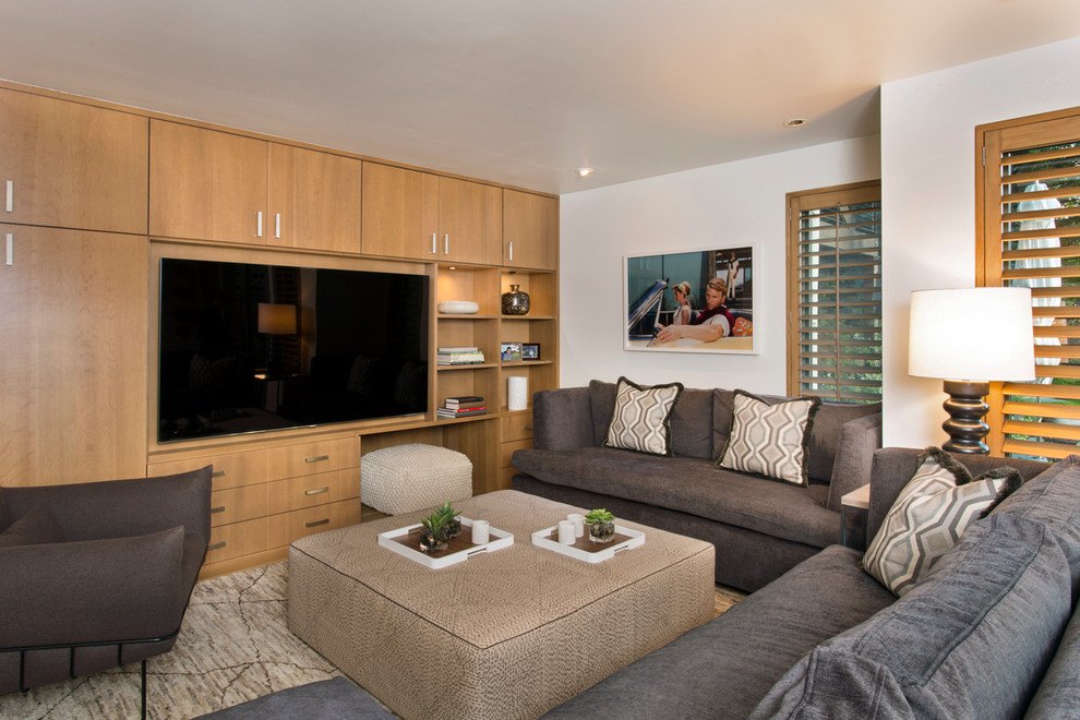 Foto de sala de estar abierta contemporánea de tamaño medio sin chimenea con paredes blancas, moqueta, pared multimedia y suelo beige