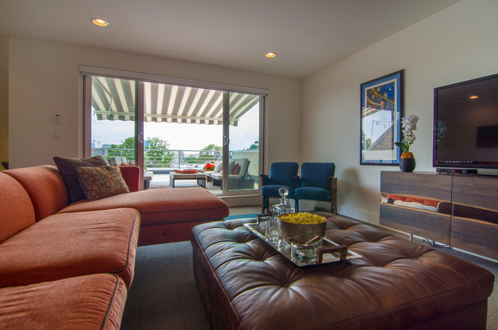 На фото: изолированная гостиная комната среднего размера в современном стиле с белыми стенами, ковровым покрытием, телевизором на стене и синим полом с