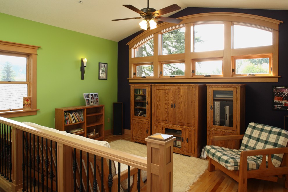Exemple d'une grande salle de séjour craftsman ouverte avec un mur multicolore, parquet clair et un téléviseur indépendant.