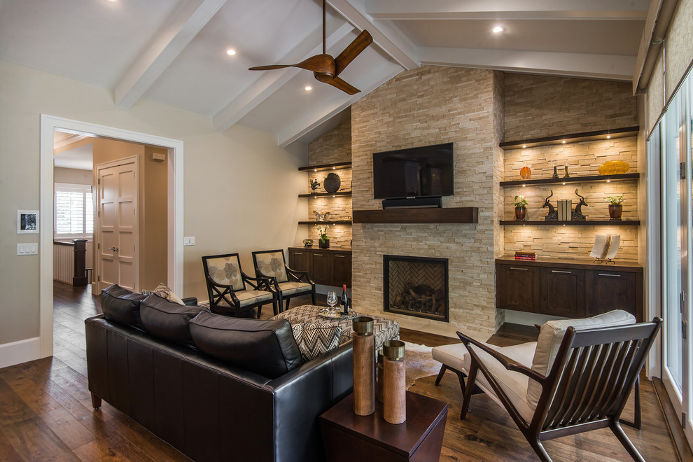 Idée de décoration pour une salle de séjour craftsman ouverte avec un mur beige, parquet foncé et un manteau de cheminée en pierre.