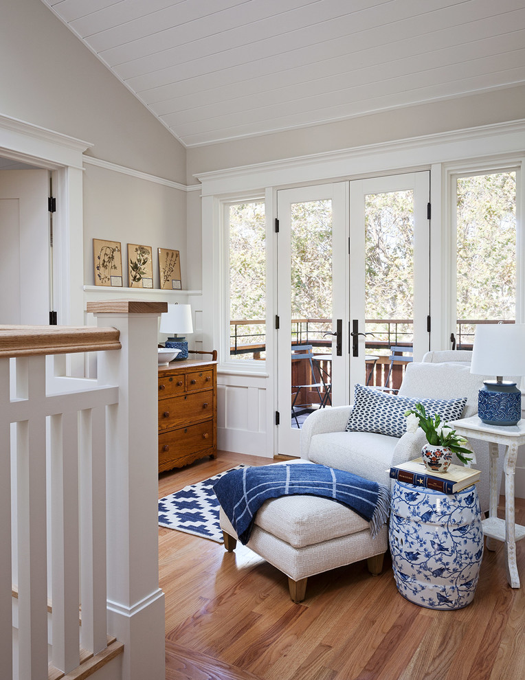 Mittelgroßes, Fernseherloses Uriges Wohnzimmer ohne Kamin, im Loft-Stil mit beiger Wandfarbe, braunem Holzboden und braunem Boden in San Francisco