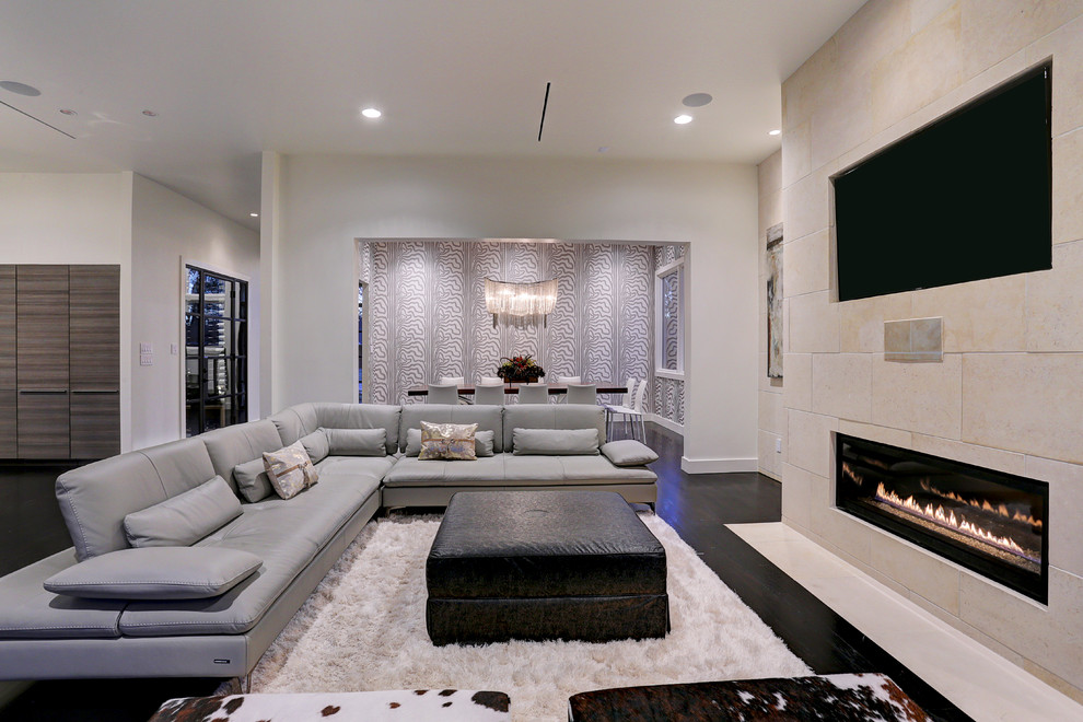 Großes, Offenes Modernes Wohnzimmer mit grauer Wandfarbe, Vinylboden, Kamin, gefliester Kaminumrandung, Multimediawand und braunem Boden in Houston