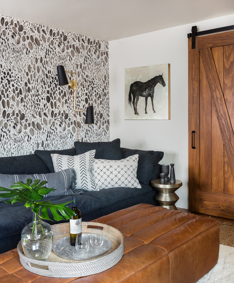Aménagement d'une salle de séjour moderne avec un mur blanc et un sol en bois brun.
