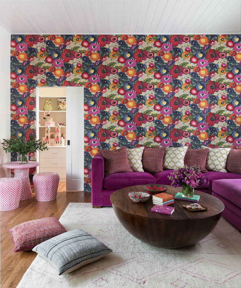 Foto di un soggiorno bohémian con pareti multicolore, pavimento in legno massello medio e tappeto