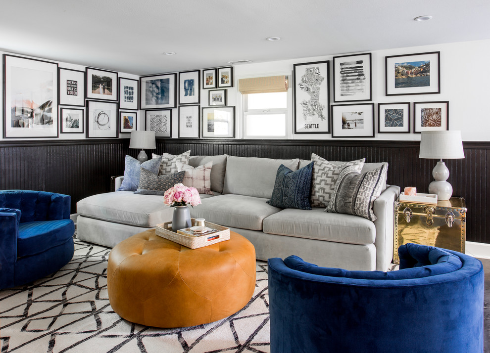 Imagen de sala de estar clásica renovada con paredes blancas