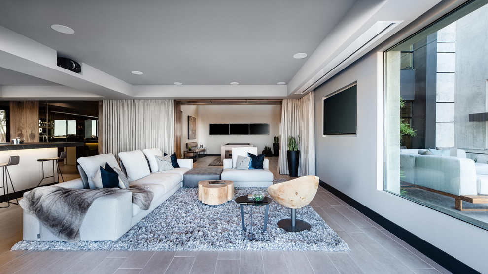 Foto di un ampio soggiorno contemporaneo aperto con pavimento grigio, pareti bianche, TV a parete e pavimento in gres porcellanato