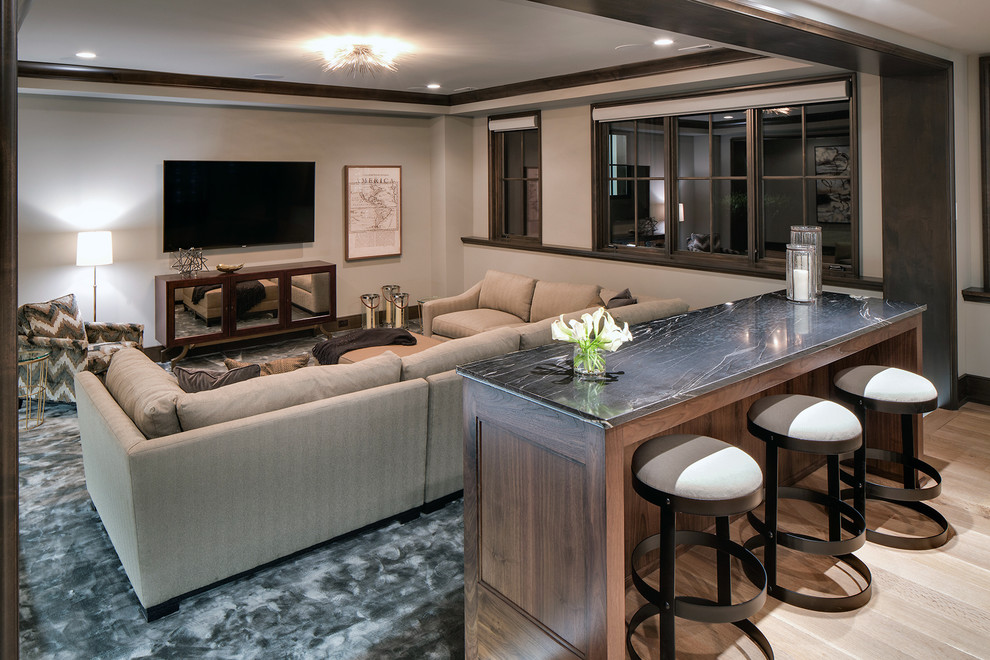 Diseño de sala de estar abierta extra grande con paredes beige, moqueta, televisor colgado en la pared, suelo gris y alfombra
