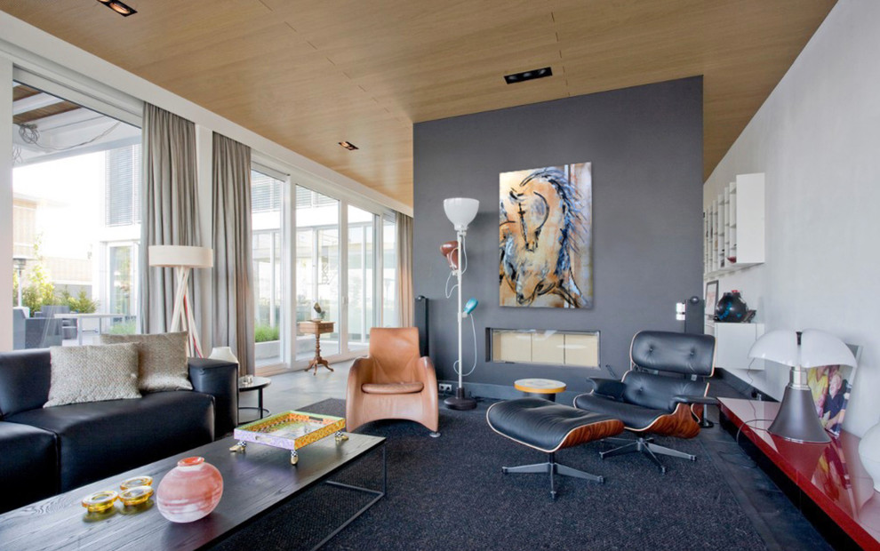Пример оригинального дизайна: большая открытая гостиная комната в стиле модернизм с домашним баром, серыми стенами и полом из сланца без камина