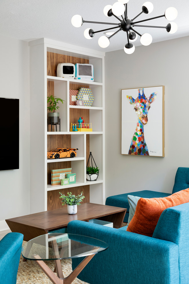Свежая идея для дизайна: гостиная комната среднего размера в современном стиле с серыми стенами и телевизором на стене без камина - отличное фото интерьера