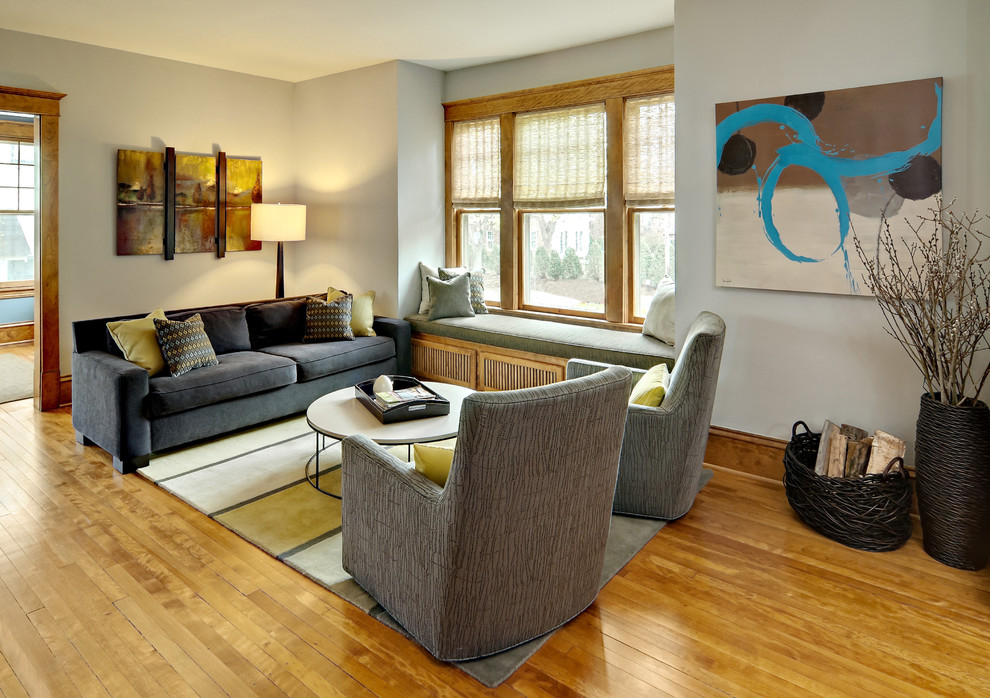 Mittelgroßes, Abgetrenntes Modernes Wohnzimmer mit grauer Wandfarbe und braunem Holzboden in Minneapolis