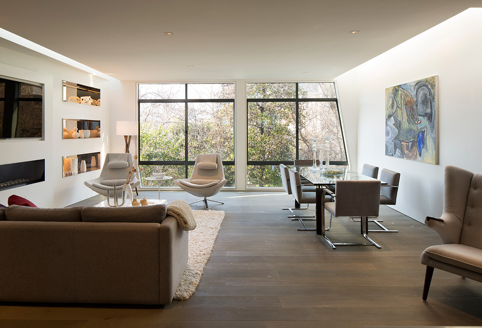 Foto de sala de estar abierta moderna de tamaño medio con paredes blancas, suelo de madera oscura, chimenea lineal y televisor colgado en la pared