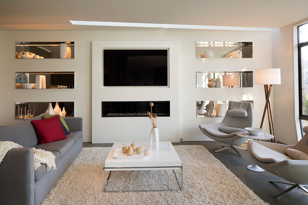 Foto di un soggiorno minimalista di medie dimensioni e aperto con pareti bianche, parquet scuro, camino lineare Ribbon e TV a parete