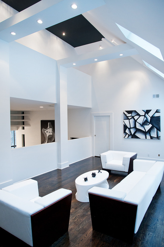 Ispirazione per un soggiorno minimalista con pareti bianche, pavimento marrone e parquet scuro