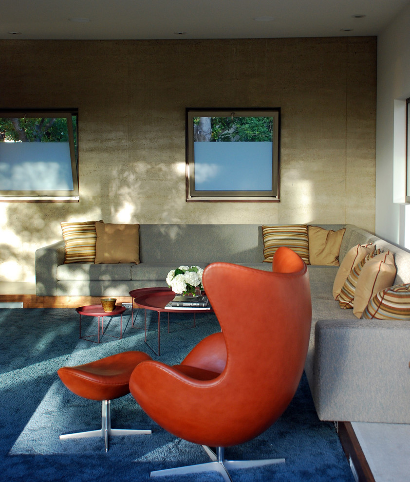 Idée de décoration pour une salle de séjour minimaliste avec un mur beige.