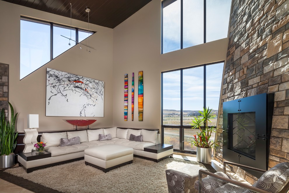 Modernes Wohnzimmer mit beiger Wandfarbe, Eckkamin und Kaminumrandung aus Stein in Denver