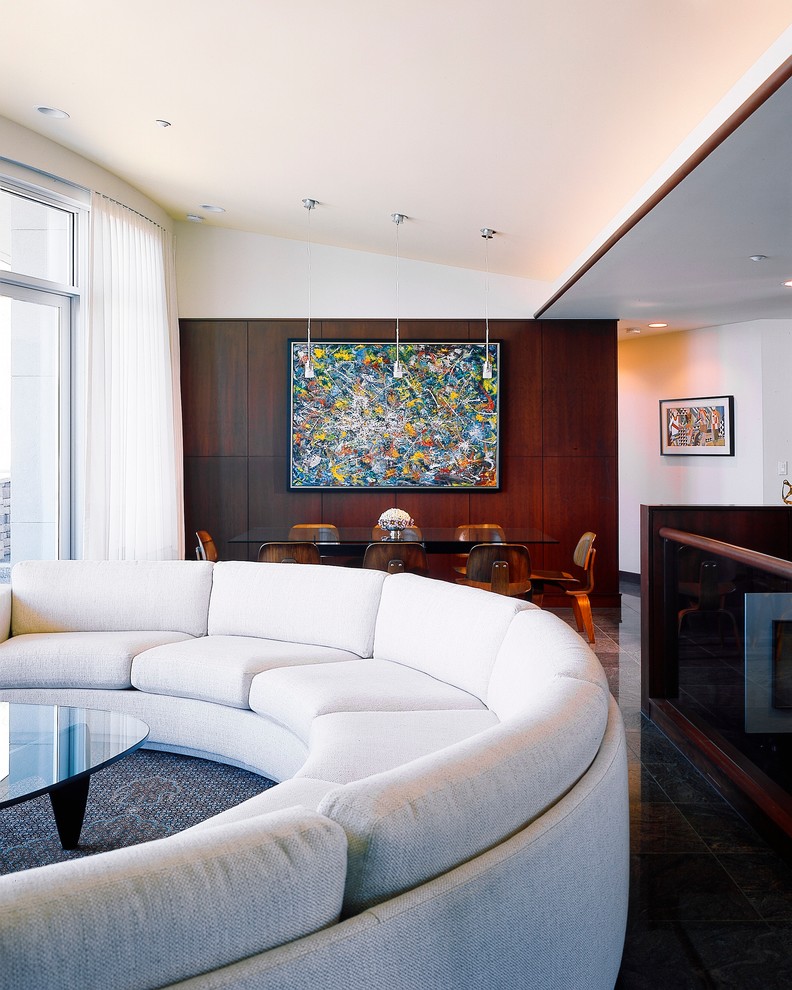 Modelo de sala de estar abierta minimalista con paredes beige