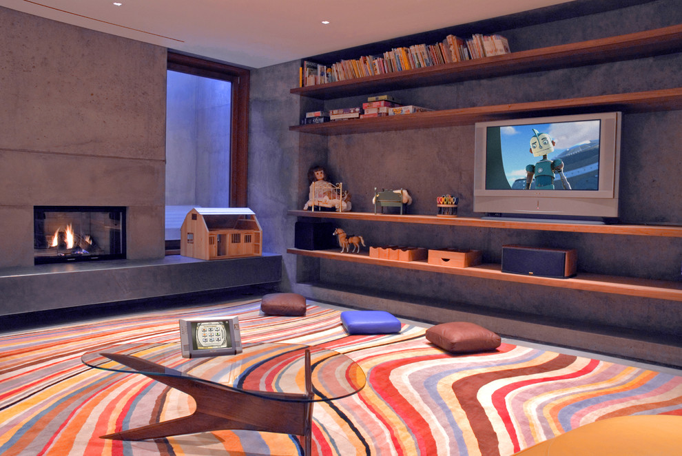 Modernes Wohnzimmer mit grauer Wandfarbe, Teppichboden, Kamin, Kaminumrandung aus Beton und freistehendem TV in San Francisco