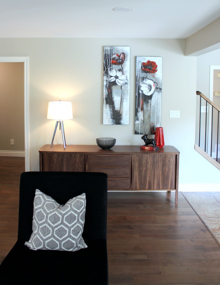Großes, Offenes Modernes Wohnzimmer ohne Kamin mit grauer Wandfarbe, braunem Holzboden und TV-Wand in Vancouver