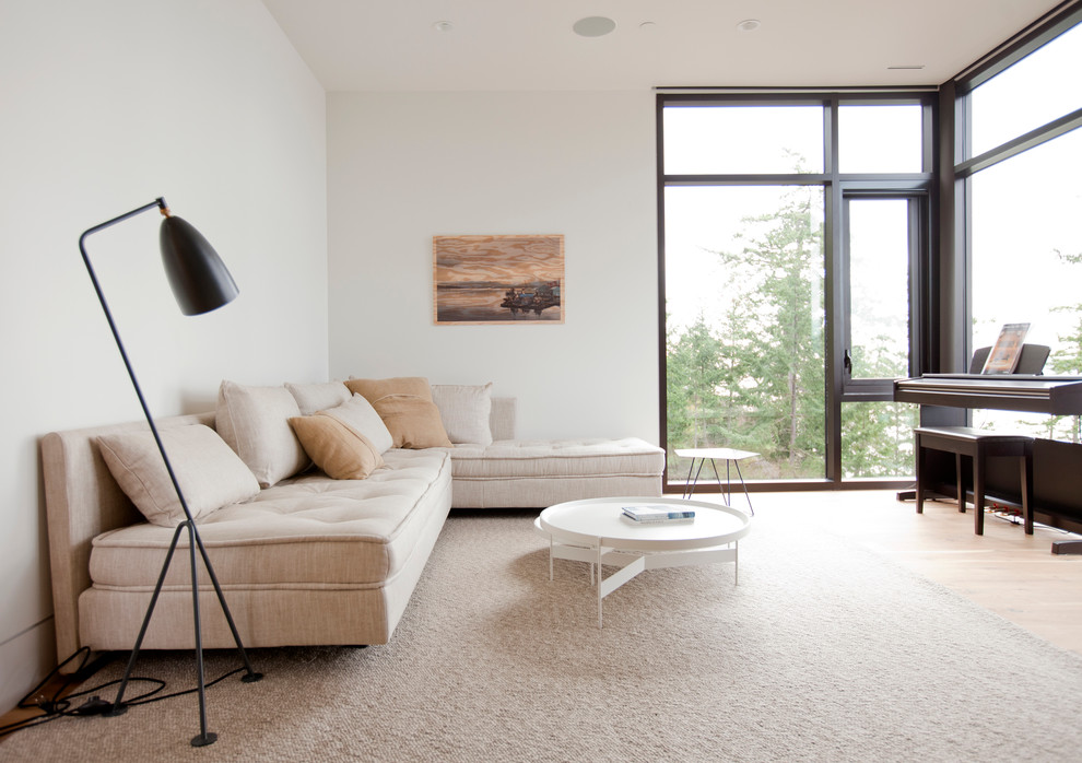 Modelo de sala de estar con rincón musical cerrada minimalista de tamaño medio con paredes blancas