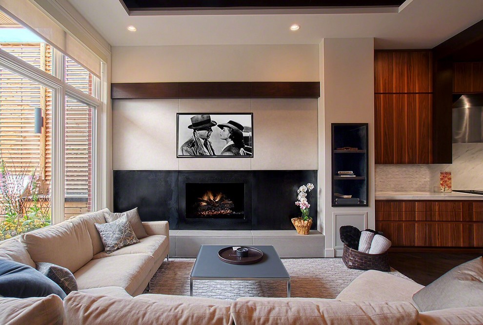 Mittelgroßes, Offenes Modernes Wohnzimmer mit beiger Wandfarbe, braunem Holzboden, Kamin, Kaminumrandung aus Metall und Multimediawand in Chicago
