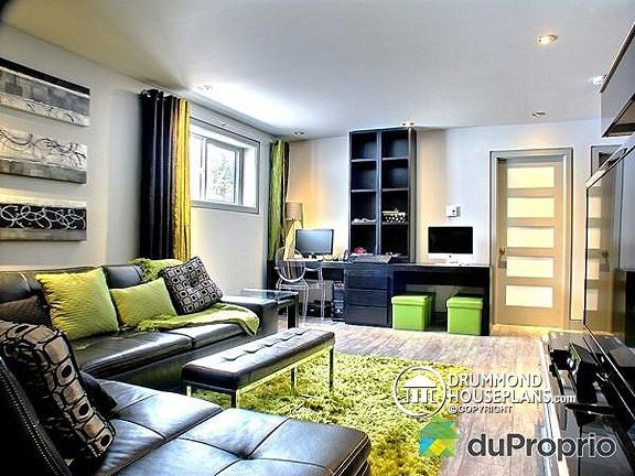 На фото: изолированная гостиная комната среднего размера в современном стиле с серыми стенами, паркетным полом среднего тона и отдельно стоящим телевизором без камина с