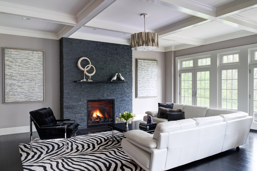 Diseño de sala de estar abierta minimalista grande con suelo de madera oscura, todas las chimeneas, marco de chimenea de piedra y televisor independiente