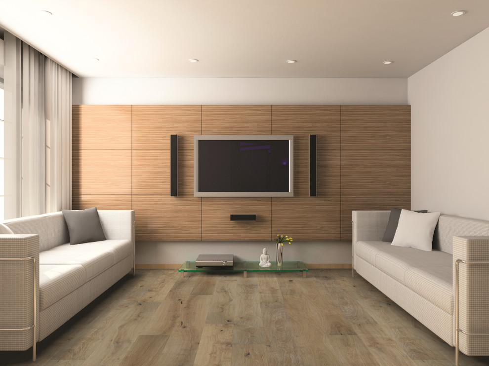 Idee per un soggiorno minimalista di medie dimensioni e chiuso con pareti beige, parquet chiaro, nessun camino e TV a parete