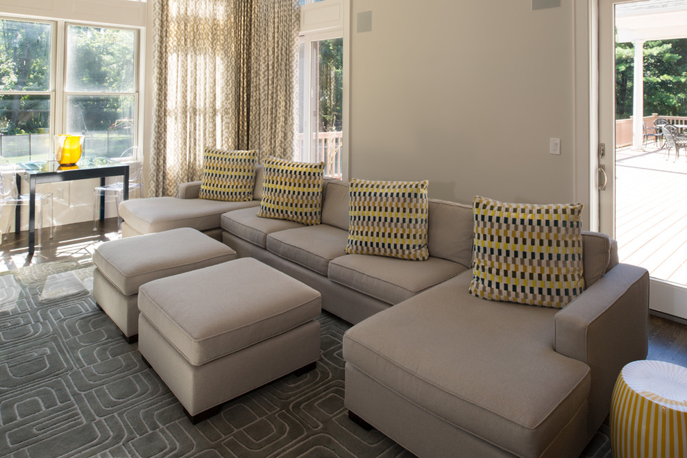 Modelo de sala de estar actual de tamaño medio sin chimenea con paredes grises y suelo de madera en tonos medios