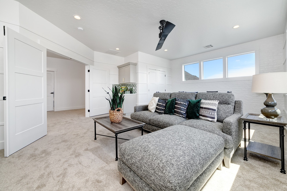 Diseño de sala de estar con barra de bar cerrada de estilo de casa de campo de tamaño medio con paredes blancas, moqueta y suelo beige