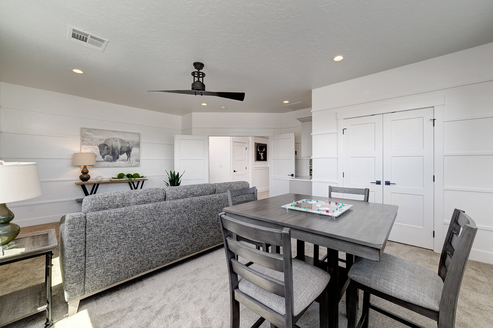 Mittelgroßes, Abgetrenntes Landhaus Wohnzimmer mit Hausbar, weißer Wandfarbe, Teppichboden und beigem Boden in Boise