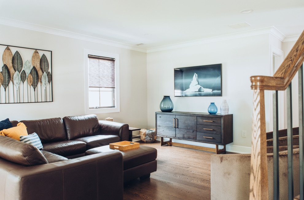 Mittelgroßes, Offenes Modernes Wohnzimmer mit grauer Wandfarbe, dunklem Holzboden, TV-Wand und Kassettendecke in New York