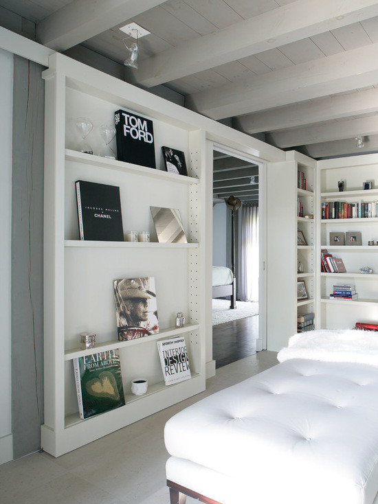 Идея дизайна: изолированная гостиная комната среднего размера в стиле кантри с серыми стенами и мраморным полом без камина