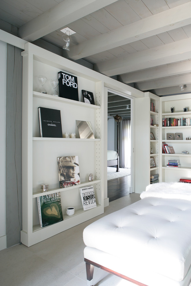 Стильный дизайн: изолированная гостиная комната среднего размера в стиле кантри с серыми стенами и мраморным полом без камина - последний тренд