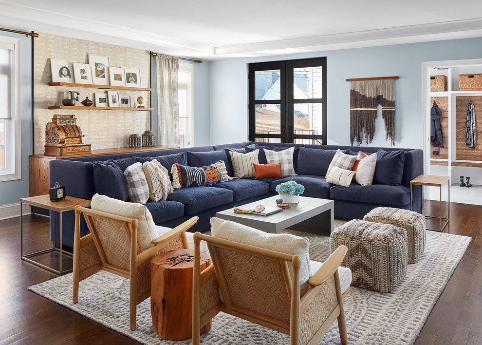 Ejemplo de sala de estar abierta campestre grande con paredes azules, suelo de madera oscura, suelo marrón y alfombra